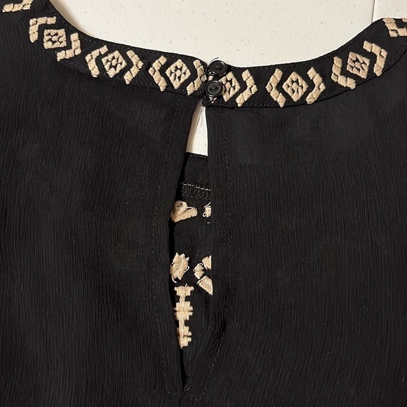 New directions black cold shoulder top. Sz small - Picture 5 of 7